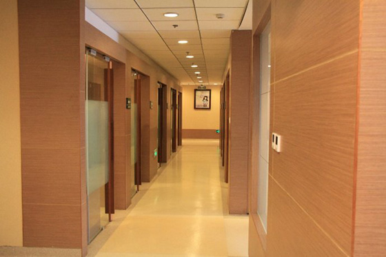 采用格林雅防火板裝修的廈門長庚醫院走道